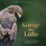 Das Buchcover von Könige der Lüfte mit einem nachunten blickenden Adler auf grünem Hintergrund